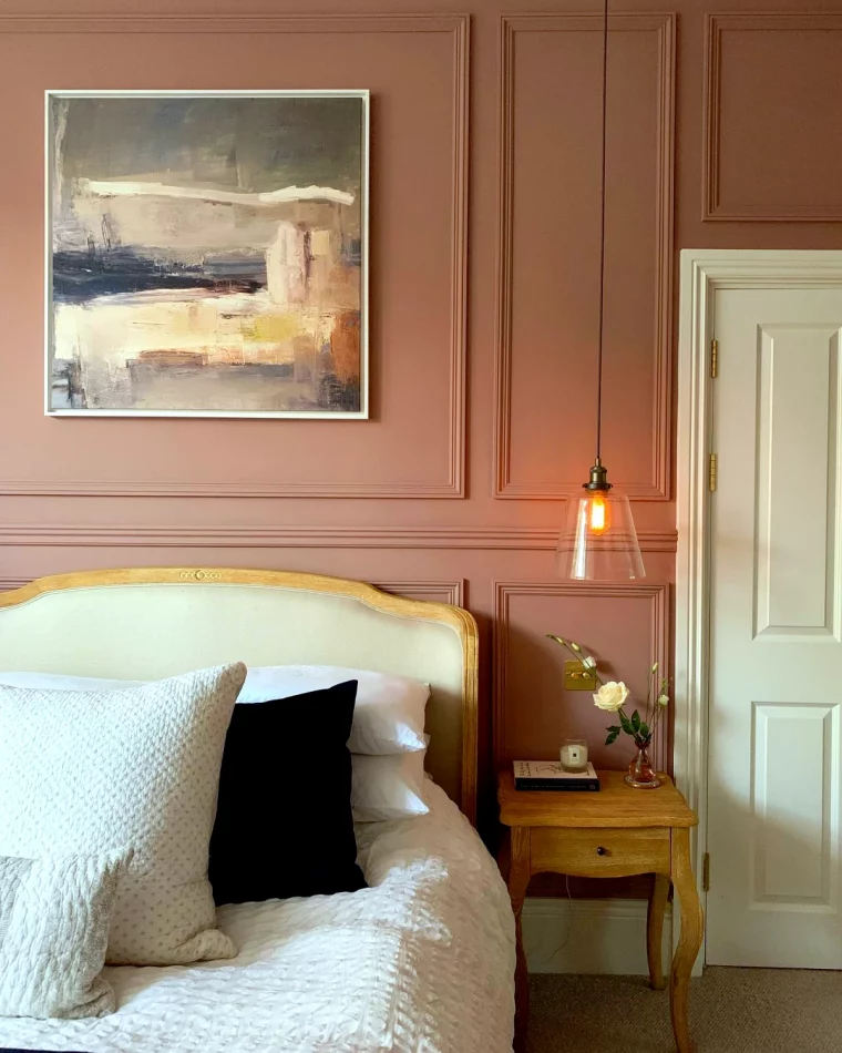 chambre rose adulte mur rose porte et lit blancs