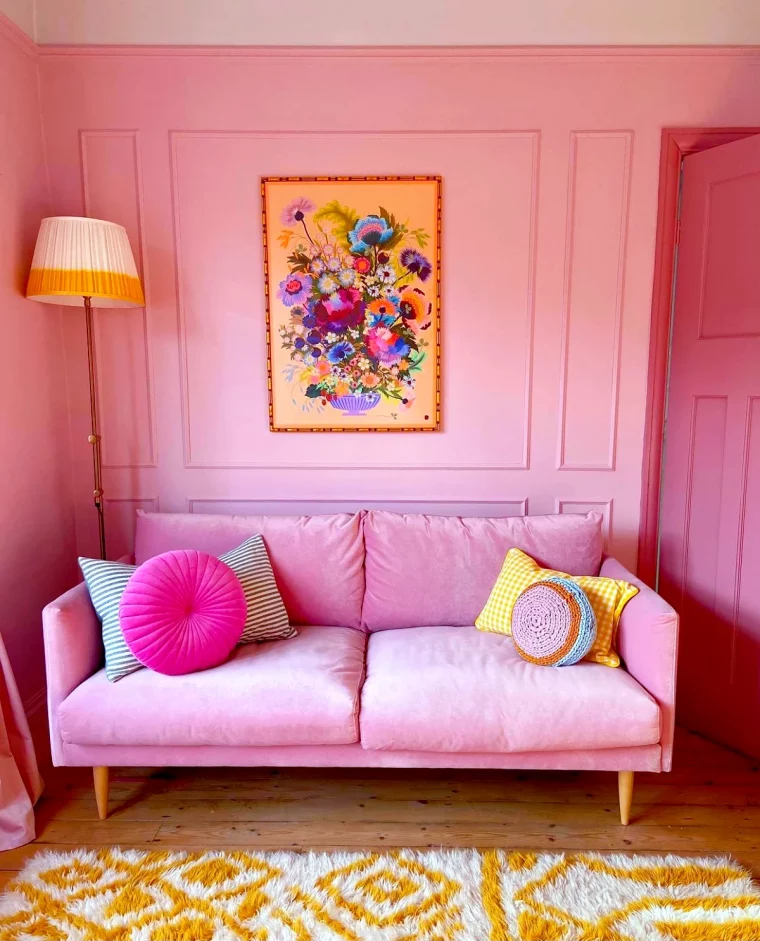 chambre rose avec un canape rose
