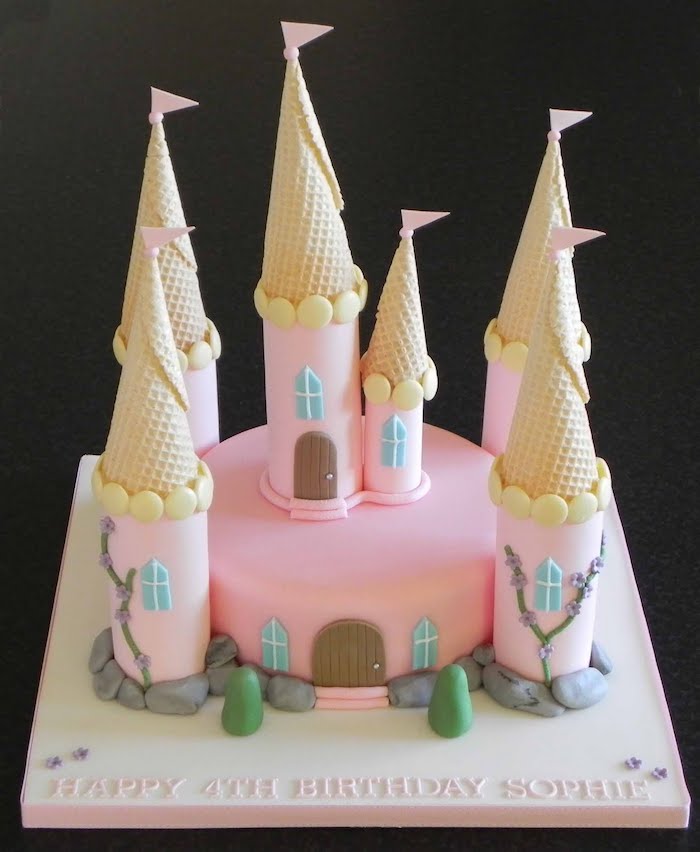 Comment décorer le gateau anniversaire 3 ans gateau rapide cool idée pâtisserie amoureux fondant sucre cornets chateau