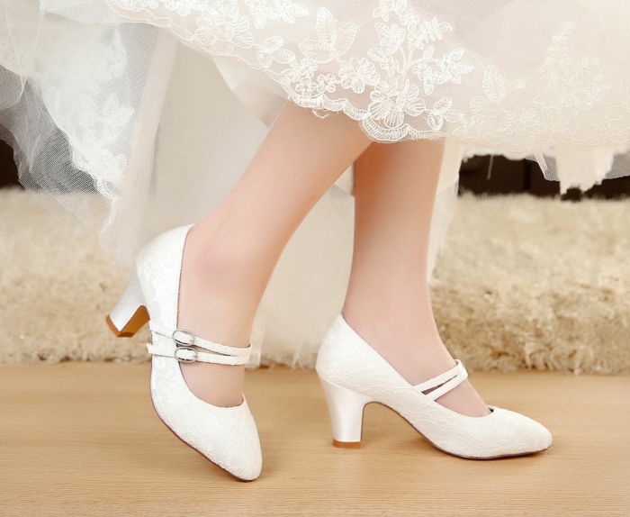 chaussure blanche mariage en dentelle blanche, talon moyen solide blanc, chaussure femme mariage, chaussure mariee, style chaussures de danse de salon