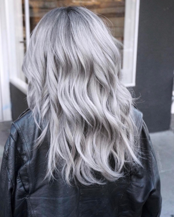 exemple de coloration tendance pour cheveux de base noire, décoloration cheveux foncés pour teinture gris clair