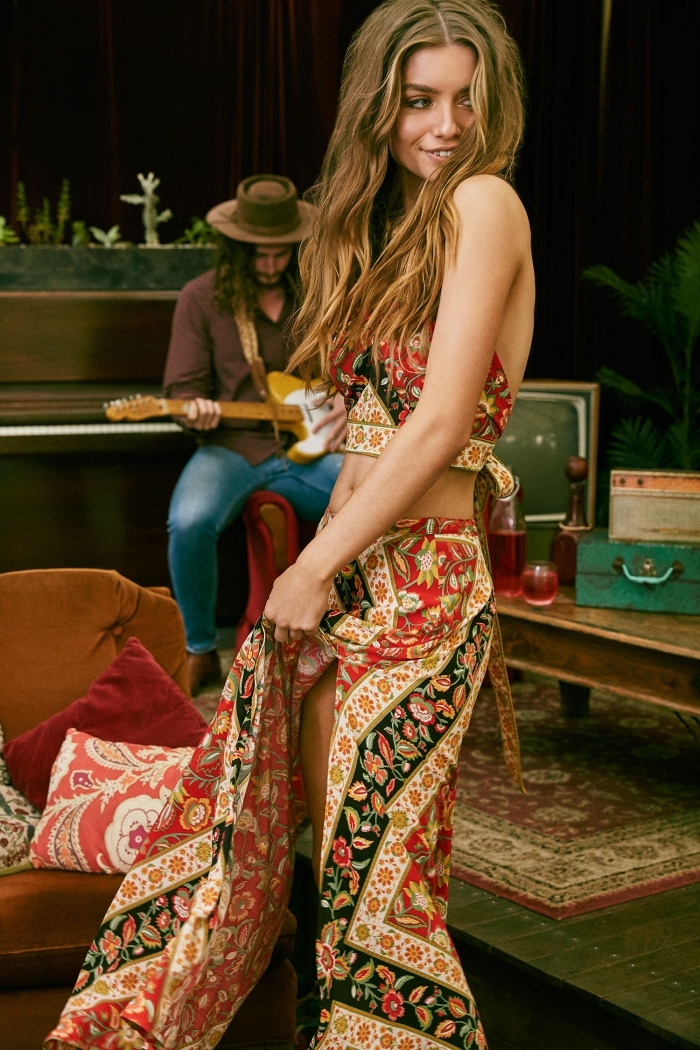 tenue hippie chic avec jupe longue été aux motifs fleuris et couleurs rouge et beige, coiffure et maquillage naturels pour vision boho chic