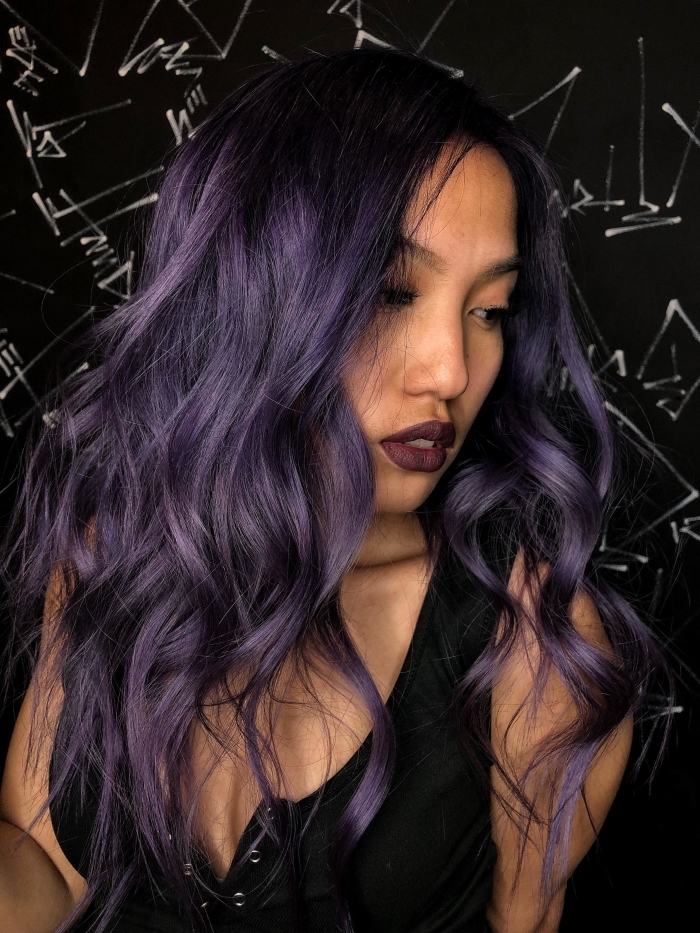idée pour balayage brune aux reflets violet sur cheveux de base noire, coiffure de cheveux longs avec boucles