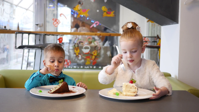 Gateau anniversaire enfant recette gateau anniversaire choisir le style dessert enfants qui mangent leur gâteaux 