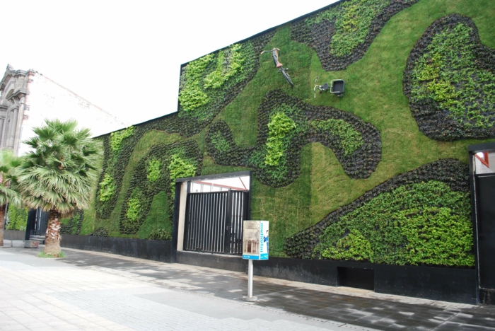 culture verticale aux motifs zèbre en vert et noir sur un édifice public, mur végétalisé, cloison végétale, mur vegetal exterieur 