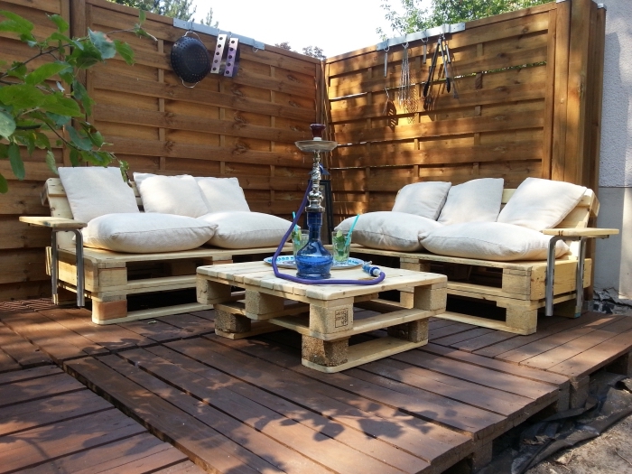 exemple quoi faire avec palettes bois, modèle de salon de jardin avec canapés et table basse en palettes de bois