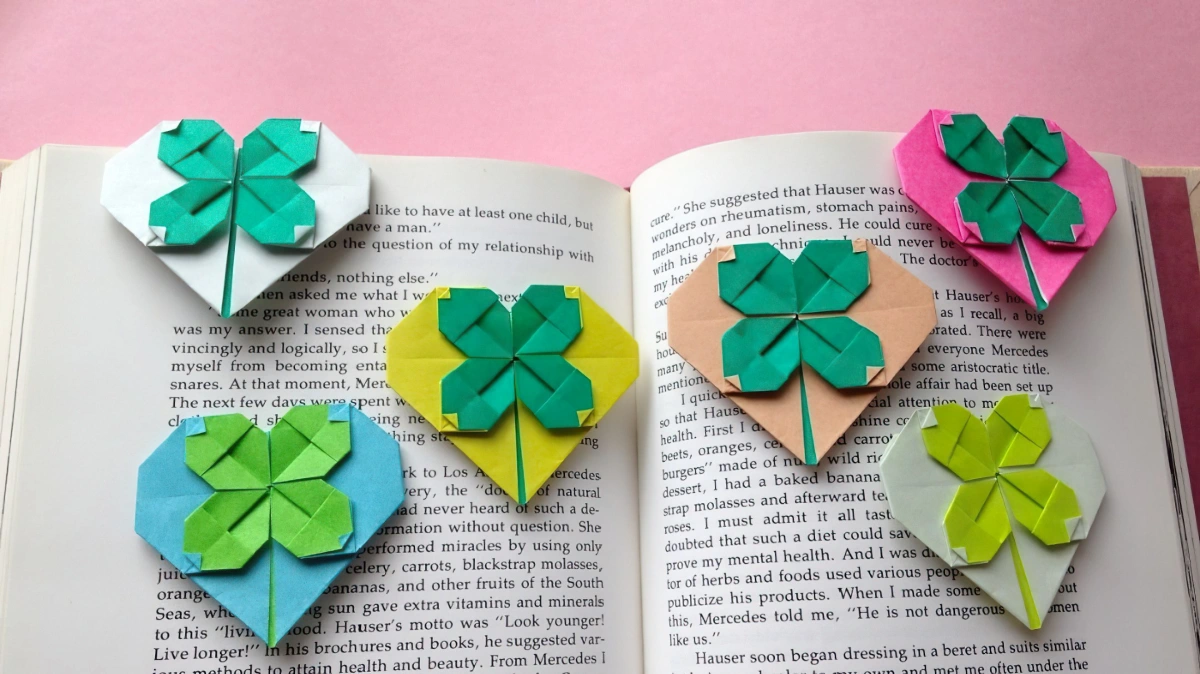 coeur papier pliage fleur verte plante pages livres surface rose