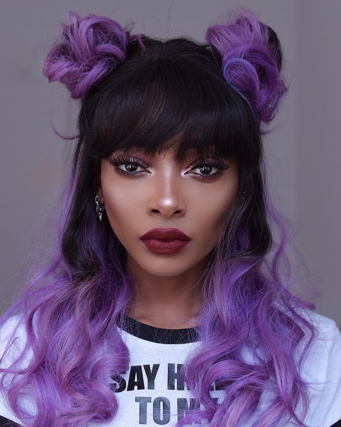 jolie coiffure de style grunge sur cheveux longs de base noire avec frange et pointes bouclés, idée teinture ultra violet