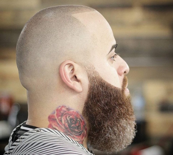 modele de coiffure homme rasé avec grosse barbe épaisse et rose tattoo dans le cou