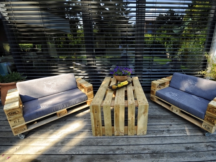 idée comment décorer une terrasse ou véranda avec mobilier en palettes DIY, bancs et table DIY en bois clair