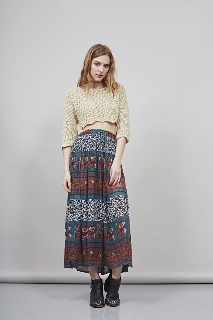 mode hippie chic en jupe fluide en bleu et marron combinée avec top crop beige et bottines de cuir noir avec clous