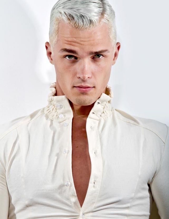 teinture blanche homme type blond polaire et coiffure courte vintage avec raie sur le coté
