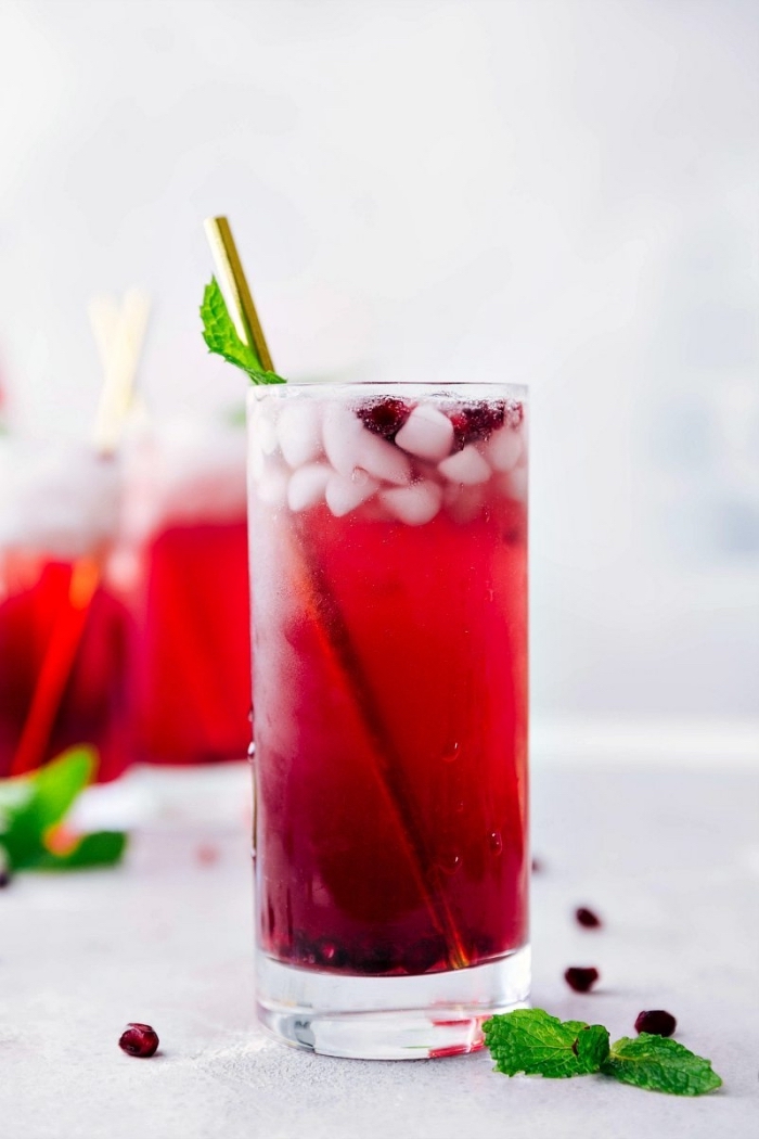 recette jus de fruit mélangé avec eau froide et glaçons, idée comment servir une limonade aux fruits rouges avec feuilles de menthe
