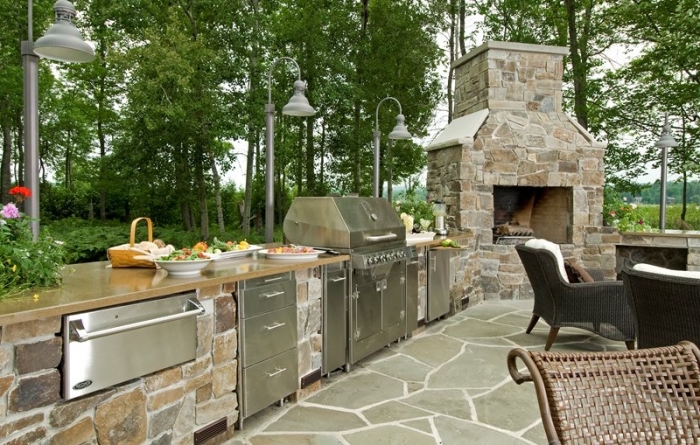 idée comment construire une cuisine dans le jardin, modèle d'équipement extérieur avec barbecue et armoires