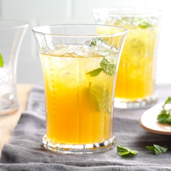 préparer citronnade fraîche à la maison avec jus de citron et orange, comment garnir un cocktail sans sucre et alcool