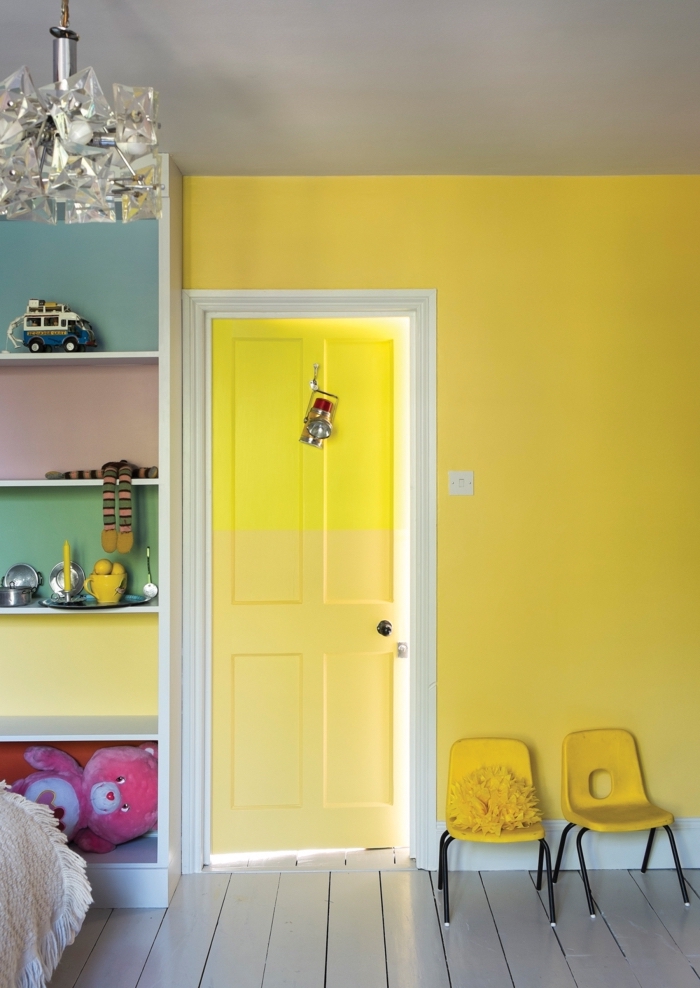 une porte chambre d'enfant peinte en deux nuances de jaune, dynamiser une pièce par des blocs de couleurs 