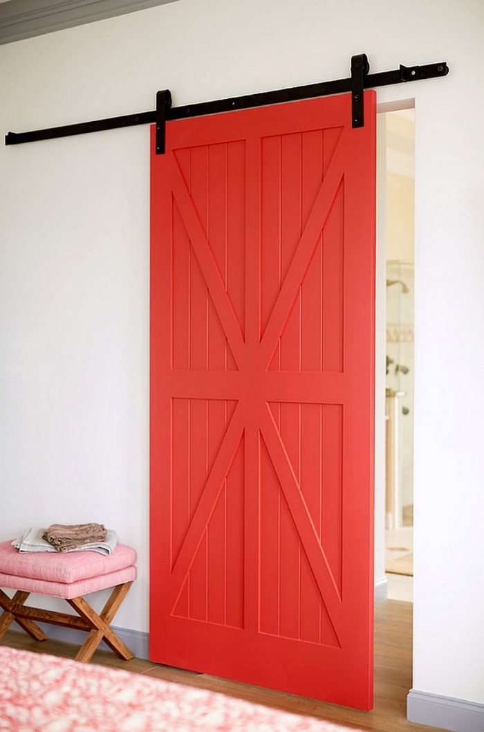 une porte de grange coulissante peinte en couleur corail pour un aspect moderne et chic, quelle couleur de peinture bois interieur pour relooker une porte