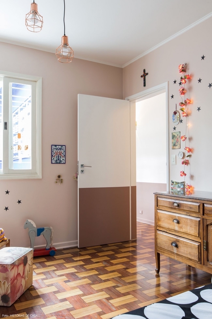une porte chambre d'enfant bicolore au look vintage qui continue le soubassement en peinture