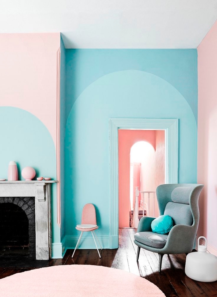 encadrement de porte de même couleur que le mur d'accent, salon design moderne en rose et nuances du bleu