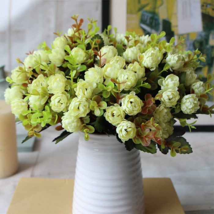 bouquet de fleurs blanches mis dans un vase apportant une atmosphère joviale