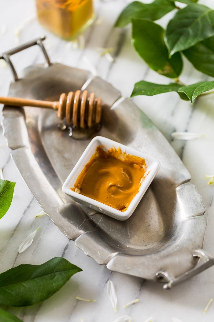 masque purifiant fait maison au miel, à la cannelle et au curcuma, produit cosmétique naturel pour une peau nette et rayonnante