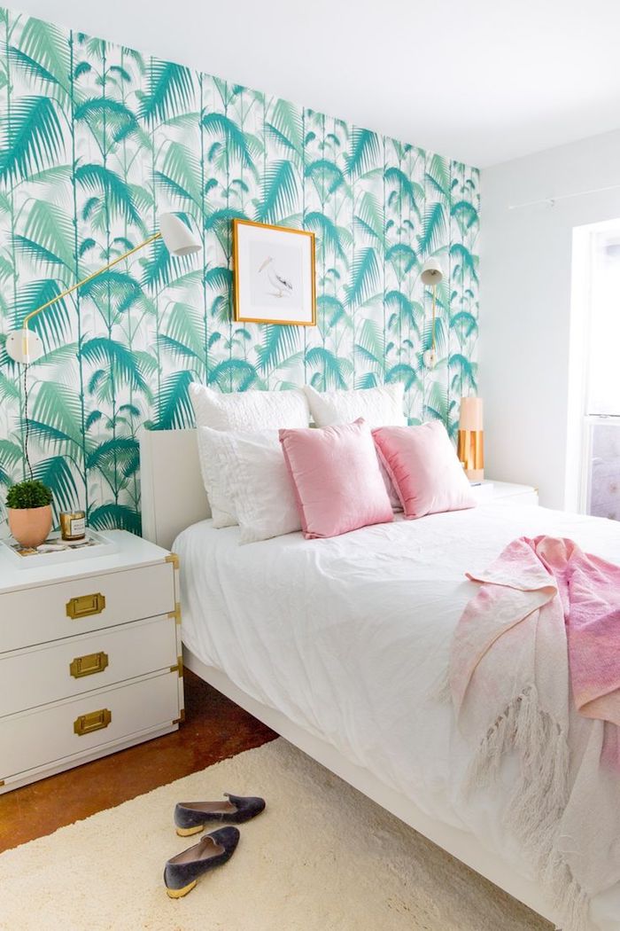 Idée papier peint chambre idée couleur chambre à coucher tendance 2018 décoration couleurs pastel papier peinte palmes vert et rose