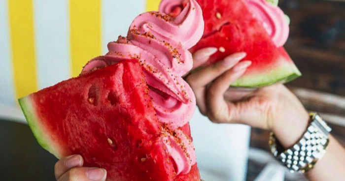 Glace sorbet fraise sans sorbetière recette glace fraise smoothie glacé aux fruits d été pastèque pour servir de glace dedans 