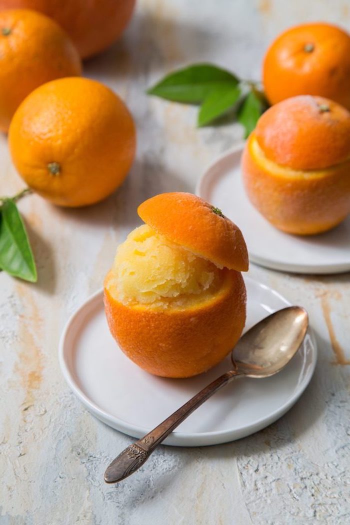 Glace vanille maison sorbet orange sans sorbetière simple préparation de glace aux fruits sorbet d orange servi dans un orange