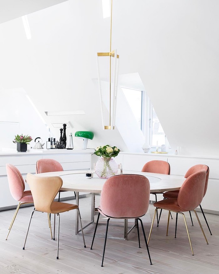 Salle à manger chaises table à manger ronde chaises roses déco scandinave couleur bois de rose deco rose poudré design 