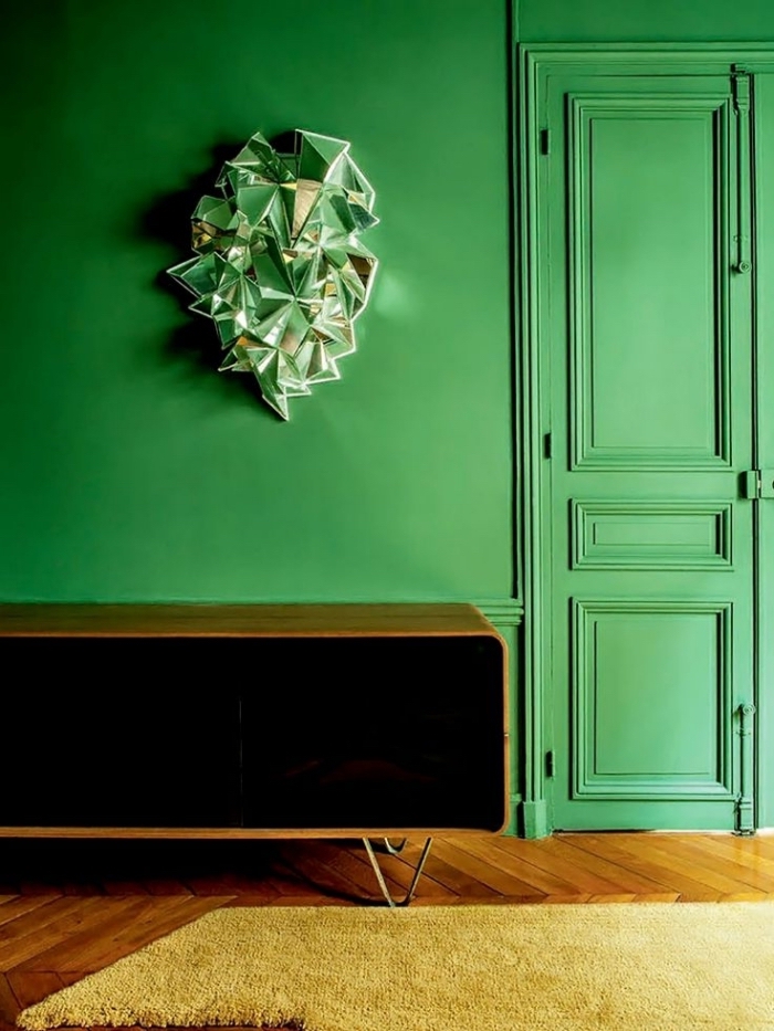 une porte bois interieur de même couleur verte que les murs pour une ambiance à la fois chic et vintage