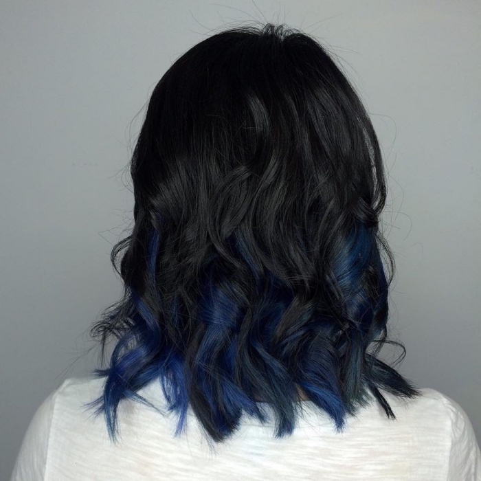 idée de coiffure tendance sur cheveux de base noire avec pointes bouclés de mèches bleu foncé, quelle couleur de cheveux choisir