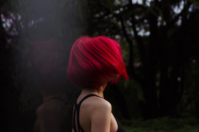 teinture cheveux tendance de couleur rouge flamboyante, coupe de cheveux femme carré court, idée coloration rouge