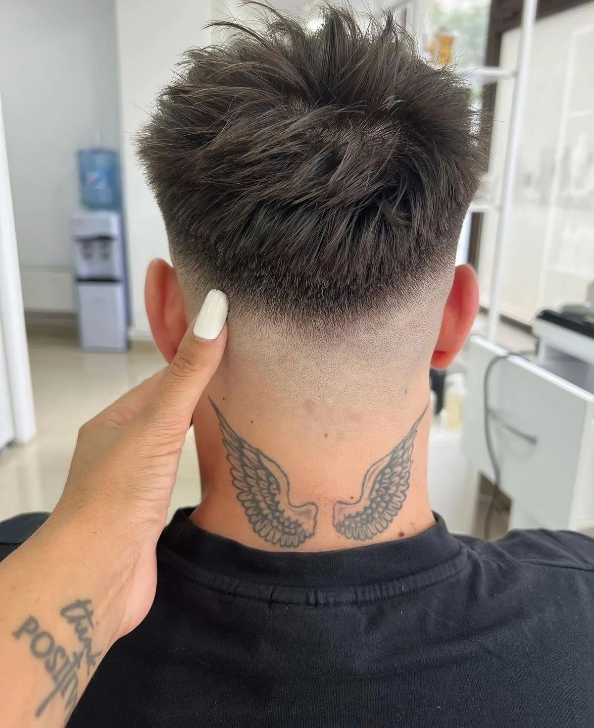 coupe degrade en v nuque rasee tatouage cou homme