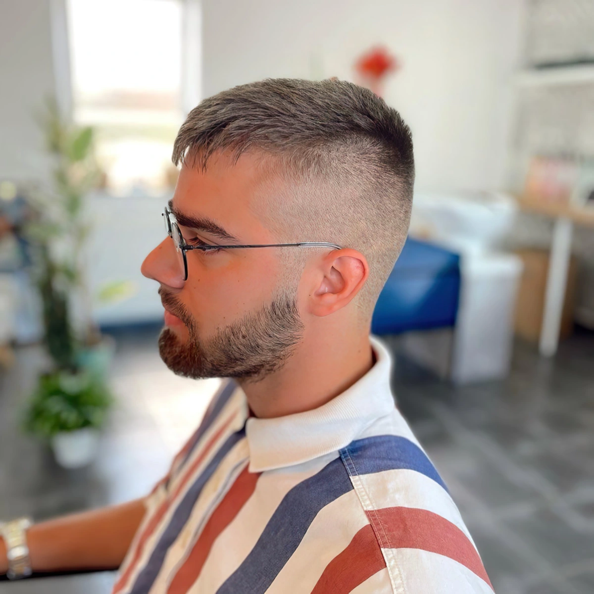 coupe degradee homme avec lunettes barbe cheveux courts