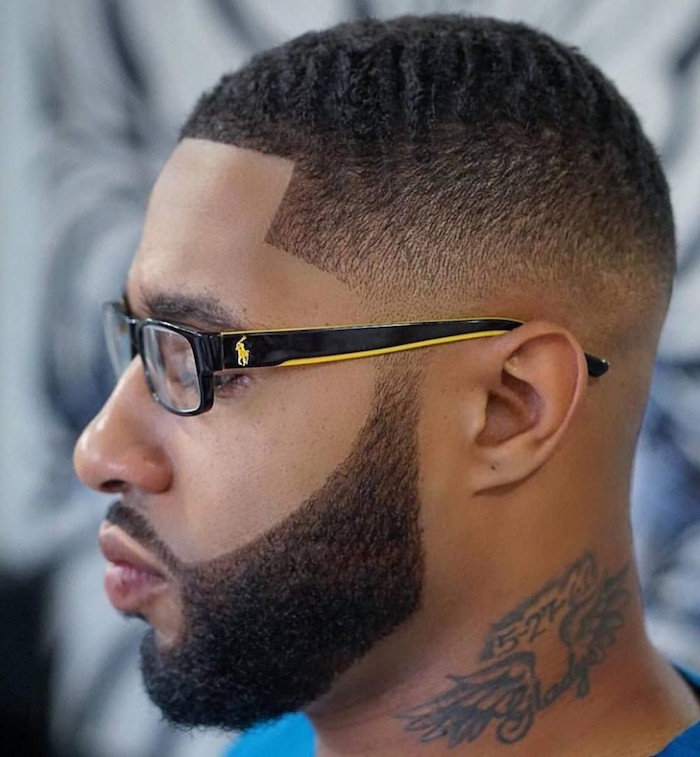 coupe de cheveux homme noir américain dégradé court avec barbe taillée et tatouage dans le cou