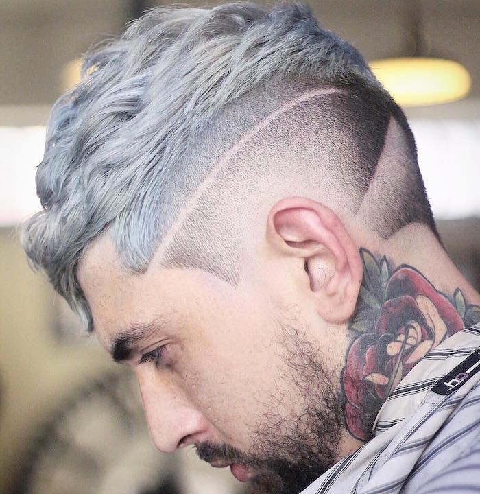 coupe de cheveux homme avec trait dégradé fondu et teinture grise sur le dessus