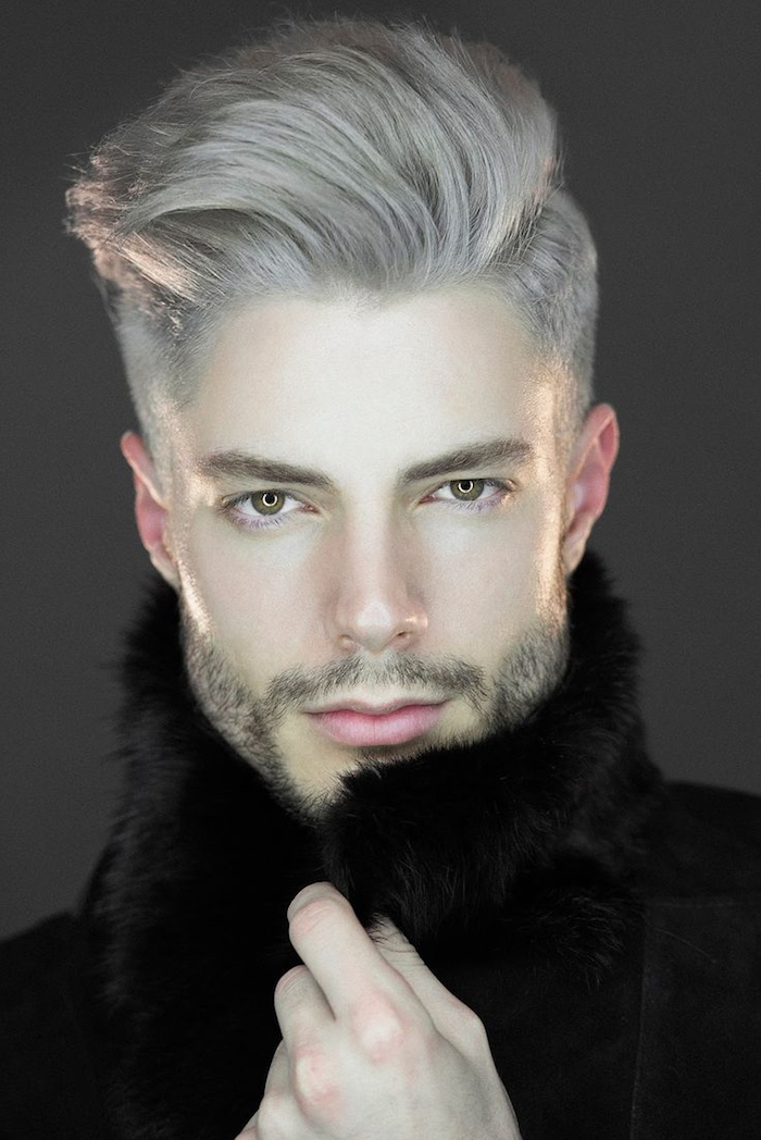 coloration cheveux blond gris blanc polaire avec coiffure pompadour homme hipster