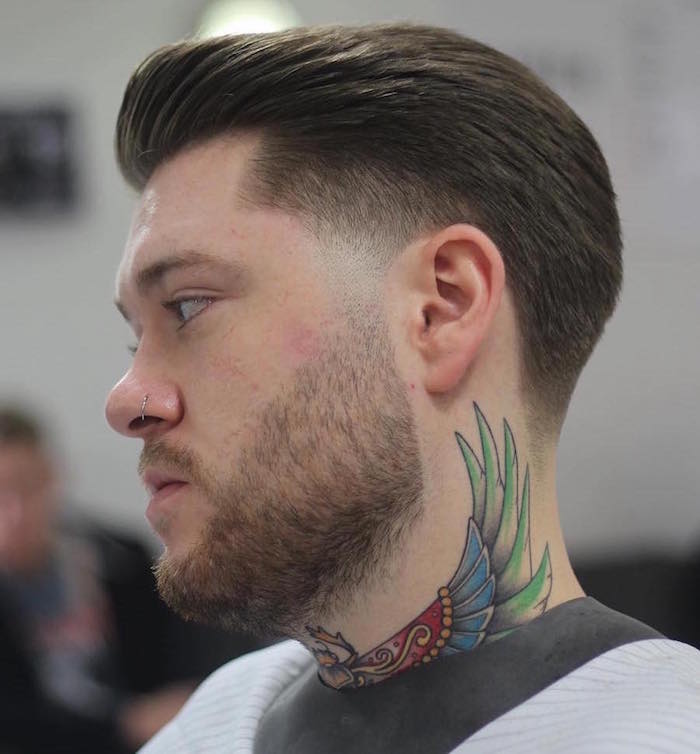 nouvelle coupe de cheveux homme en arriere avec fondu barbe courte et tatouage dans le cou en couleurs