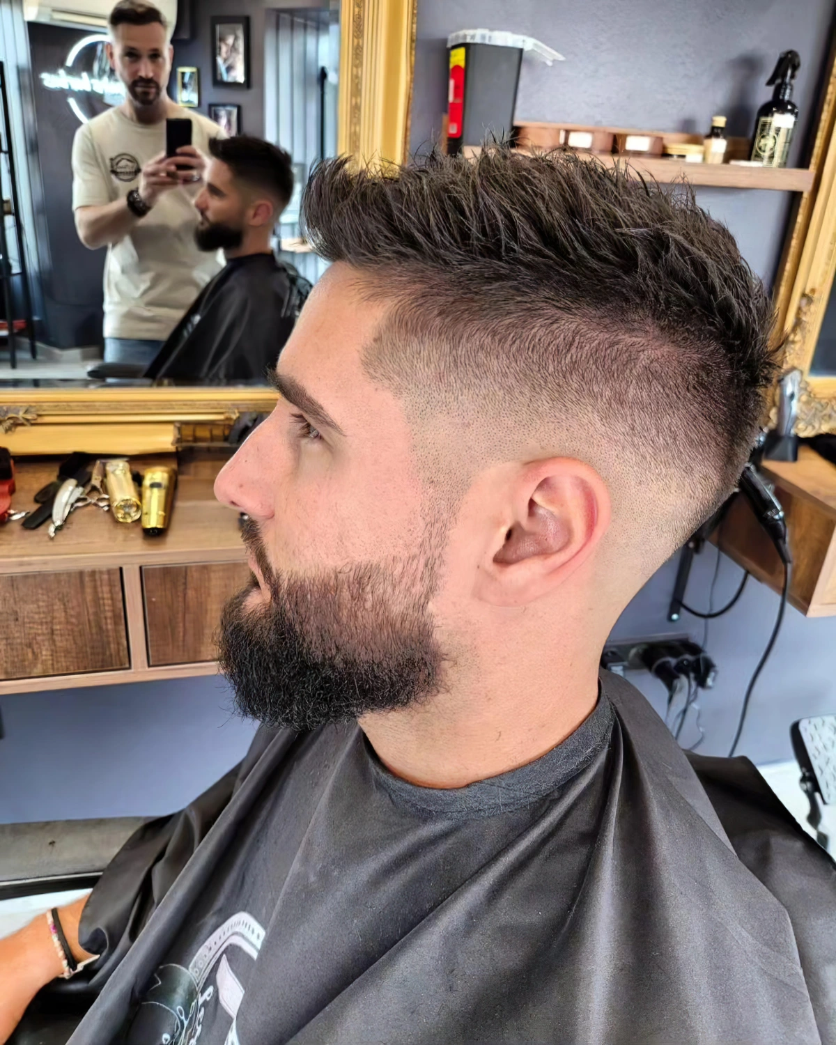 coupe taper fade haut degrade coiffure volume sur haut tete