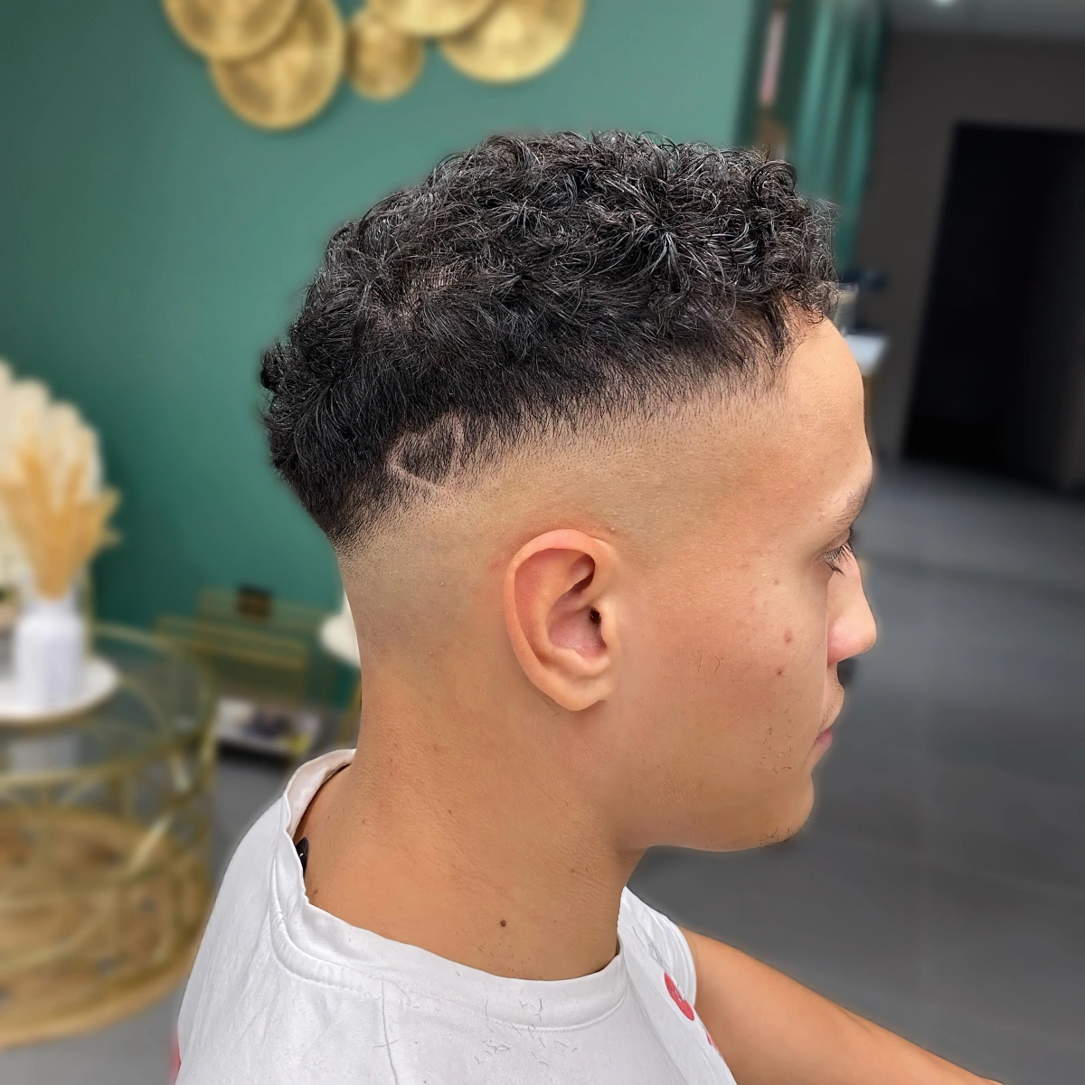 coupe tendance cheveux frises homme motif rase coeur