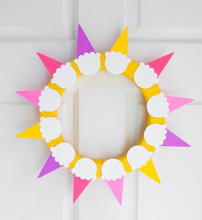 bricolage facile et rapide pour réaliser une couronne de fleurs en glaces colorés disposés en cercle, deco porte