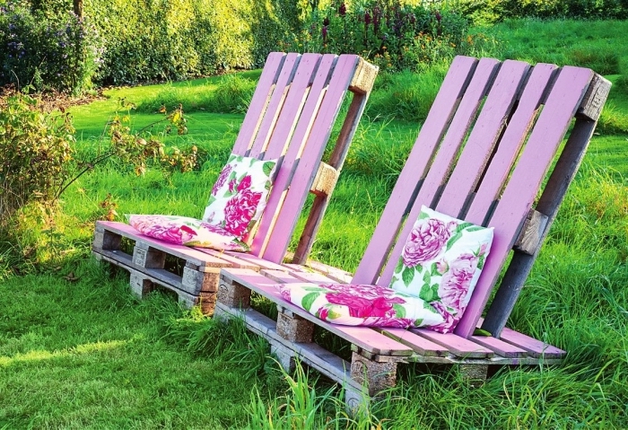 modèle de mobilier place assise pour le jardin à design DIY, chaise longue en palettes de bois peinte en rose
