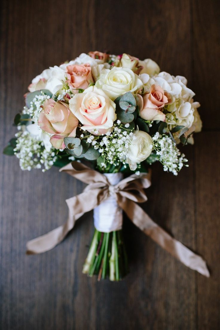 bouquet de fleurs blanches et roses style champêtre, bouquet de mariée de roses