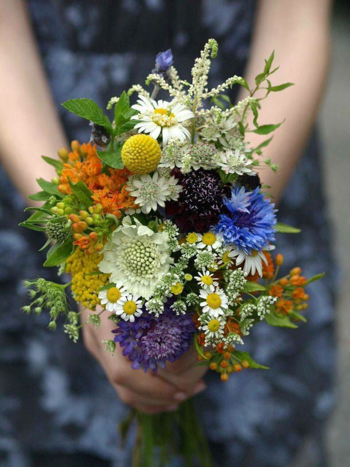 bouquet de fleurs pour la mariée, blanc, bleu, orange et jaune, déco florale avec des fleurs sauvages