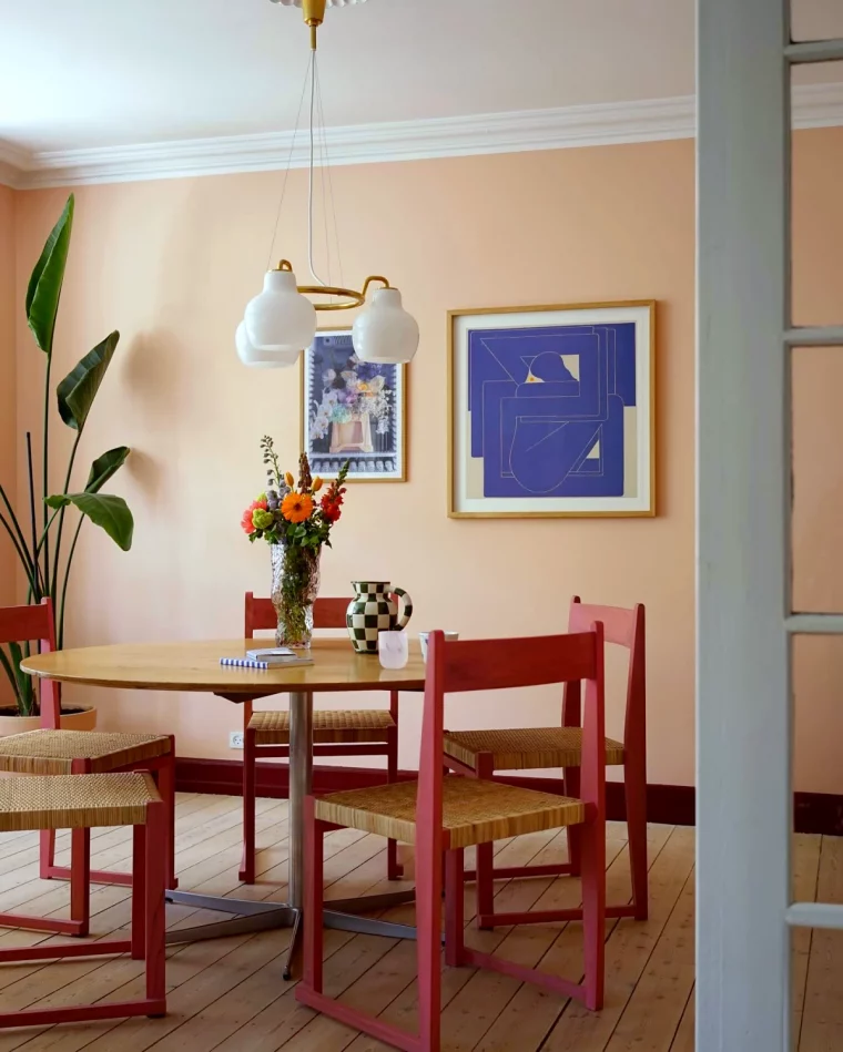 cuisine avec des chaises roses et planfond blanc tableau bleu