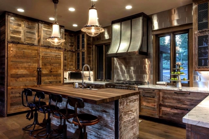 style rustique dans une cuisine aménagée aux murs foncés et parquet de bois avec meubles de bois massif