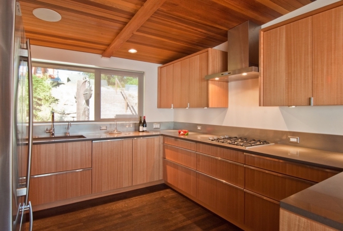 aménagement de cuisine en bois avec parquet bois foncé et plafond au bois marron, modèle de cuisine en U
