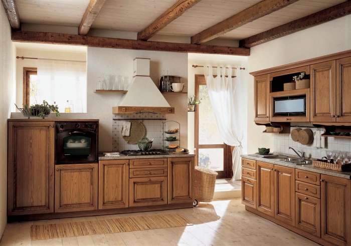déco d'intérieur rustique dans une cuisine blanche avec plafond en poutres de bois brut et meubles de bois
