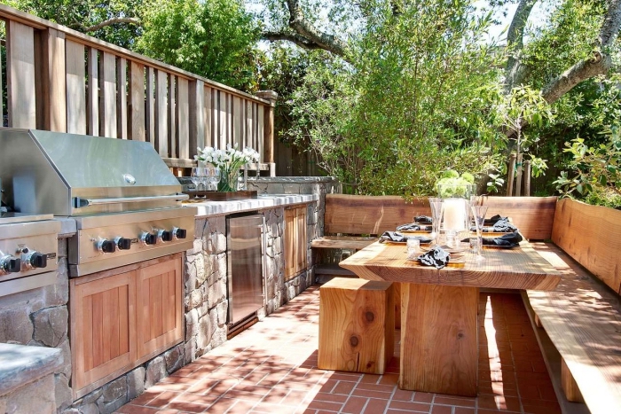 modèle de cuisine d'été en bois avec coin table à manger de bois solide, idée aménagement cuisine d'été en bois et acier