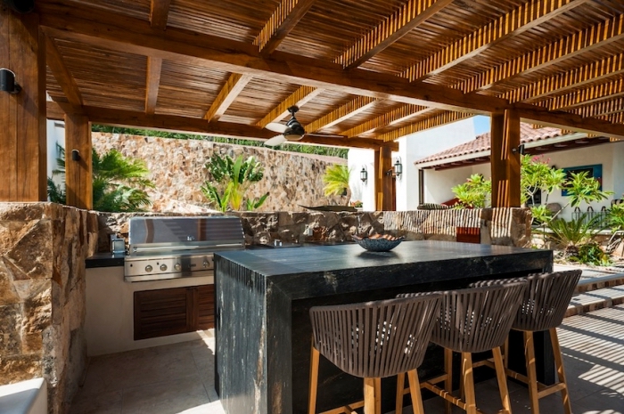 modèle de cuisine d été couverte avec toit de bois et ventilateur de plafond, aménagement cuisine avec ilot central en bois foncé solide